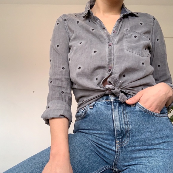 ⚡️3/$30⚡️Grey Button Down - Picture 1 of 3